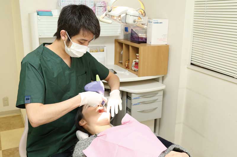 麻酔が苦手な患者への配慮や、歯をなるべく削らないMI（ミニマルインターベンション）治療の実践を目指している 