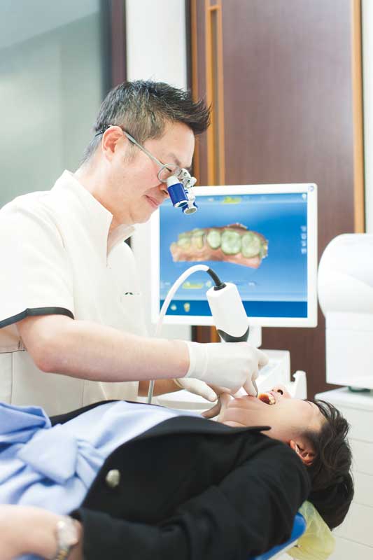 D光学カメラで歯の形をスキャン。嘔吐反射が強く歯型取りが苦手な人も、楽に治療が受けられると期待されている 