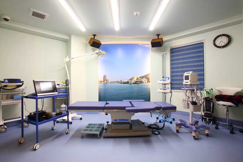 手術室には長崎港の風景をスクリーンに描き出した、遊び心ある心くばりも