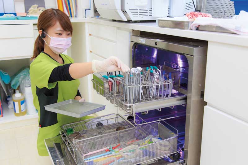 滅菌用の専用機械を使用して、治療器具を滅菌。普段は患者の目の届かないような所でも、常に清潔かつ安全な環境づくりを心がけ取り組んでいる