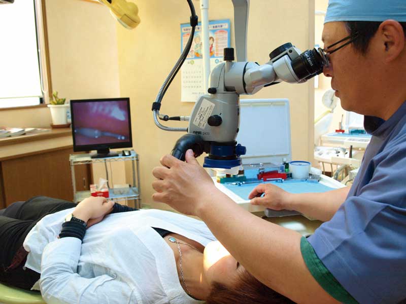 視認が難しい微細な部分は歯科用顕微鏡を使用したりと、設備の整備にも力を注ぐ