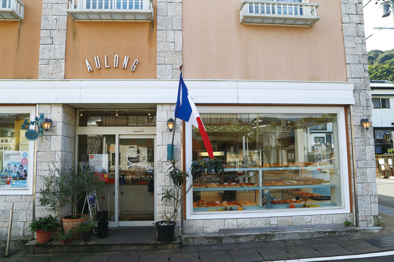 39年に渡り愛され続けている、フランス国旗はためくパン屋さん