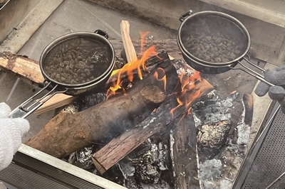 焚火でコーヒー豆の焙煎体験ができる<br>東そのぎの新スポットに注目!